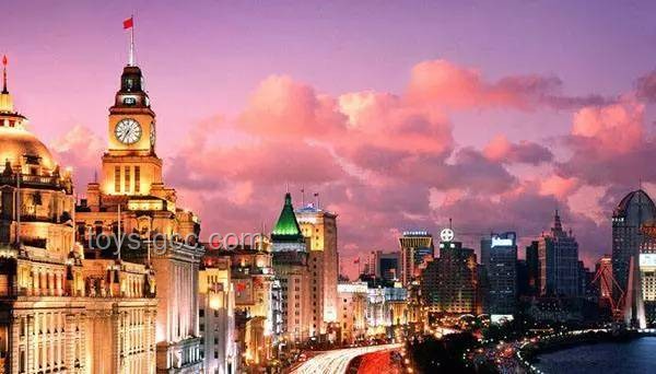 从维多利亚港到外滩，穿越百年的双城纪事：东西方交汇的商业与文化繁荣